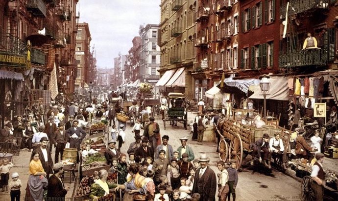Gueto de inmigrantes de Little Italy, en Nueva York, hacia 1900