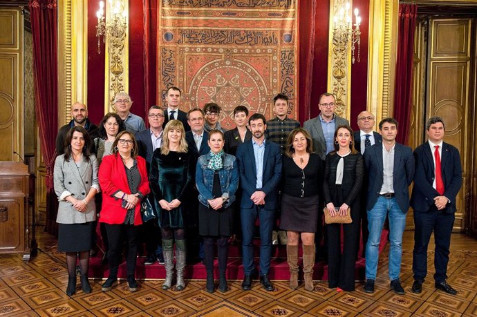 Uxue Barkos con los asistentes al encuentro