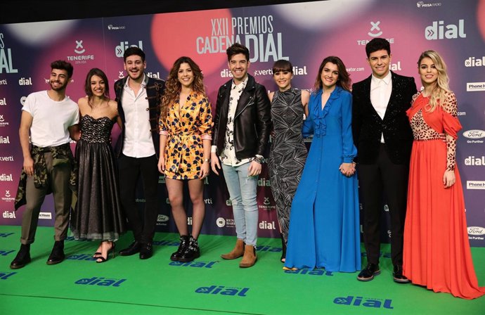 CHICOS DE OPERACIÓN TRIUNFO EN LOS PREMIOS CADENA DIAL