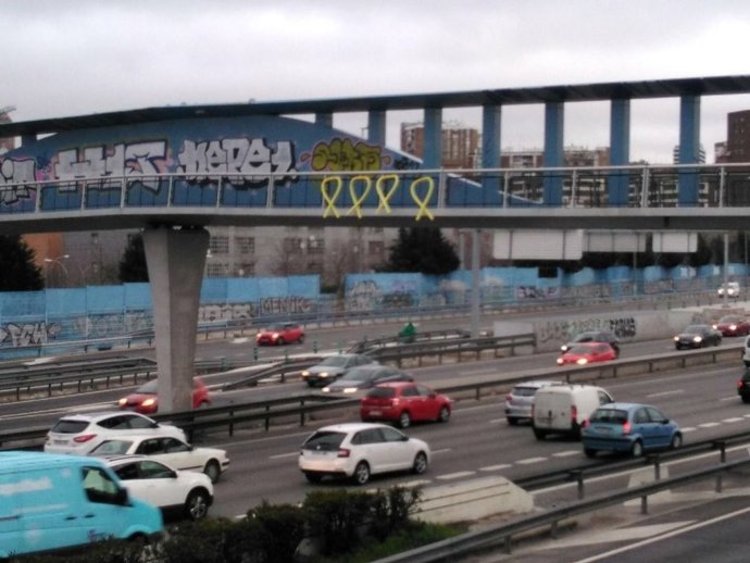 Apareixen llaços grocs en alguns ponts de Madrid