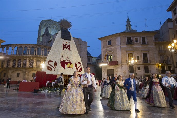 Imatge d'arxiu de l'ofrena a 'La Geperudeta' amb motiu de les Falles