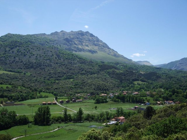 Vista de la peña Rocías desde el Mirador del Valle