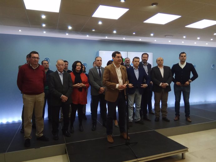 Juanma Moreno en rueda de prensa en Málaga con líderes provinciales PP