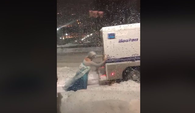 Hombre disfrazado de Elsa de Frozen rescata furgón policial