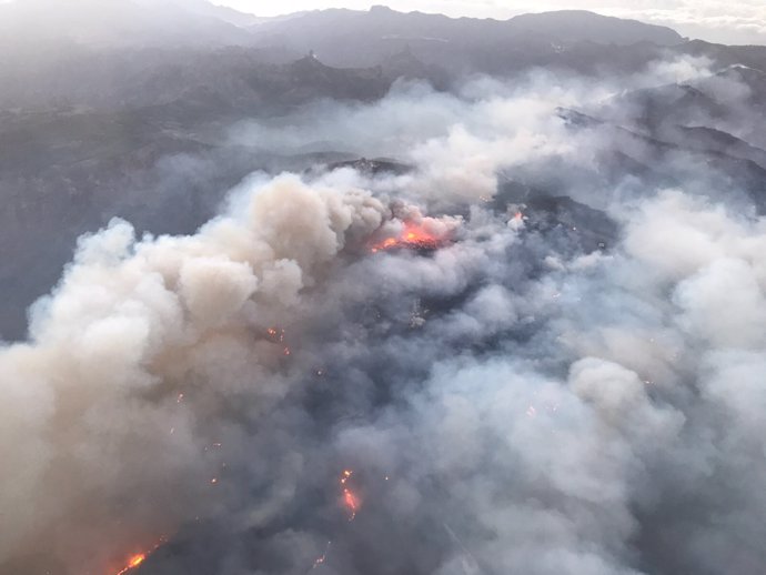 Fuego que afecta a Gran Canaria desde el helicóptero de la Guardia Civil