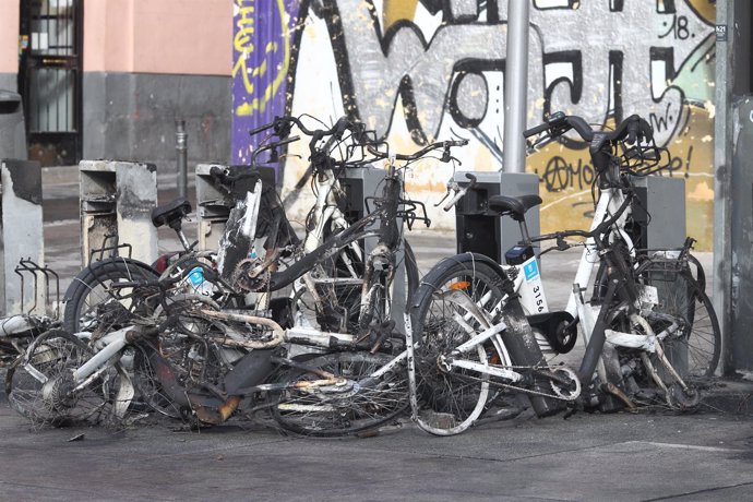 Bicicletas de BiciMad destrozadas en Lavapiés (Madrid) tras los disturbios
