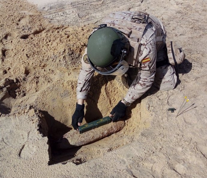 Miembro de la Armada desactivando explosivo encontrado en playa de San Fernando