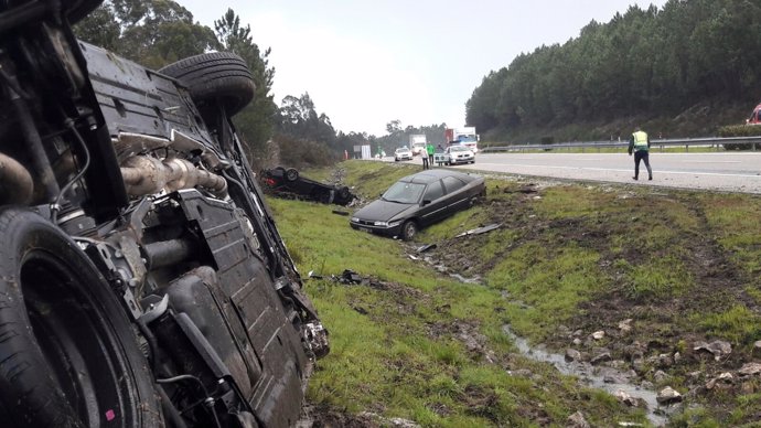 El alcalde de Baiona, Ángel Rodal, y una edila sufren un accidente de coche