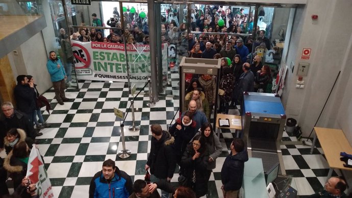 Protesta de docentes interinos en Granada