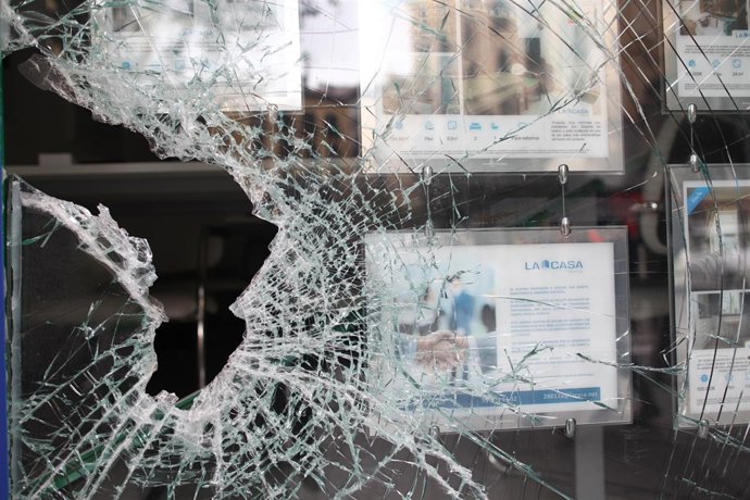 Desperfectos en el barrio de Lavapiés (Madrid) tras los disturbios por la muerte