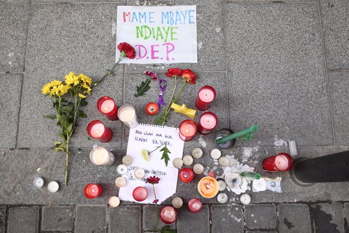 Depositan flores y velas en memoria del mantero muerto en Lavapiés (Madrid)