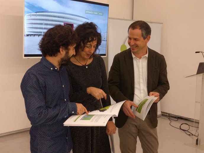 Iker Sagasti, Lorea Bilbao y Josu Waliño, en la presentación del informe