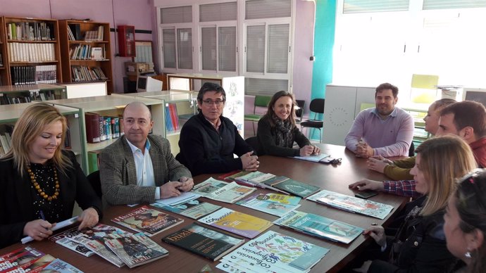 Fernández reunida con la comunidad educativa del CEIP Virgen del Mar en Adra