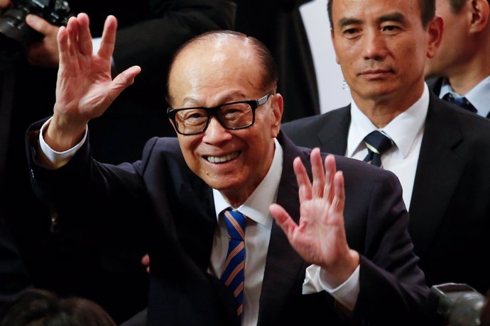 Hong Kong tycoon Li Ka-shing waves goodbye to journalists after announcing his r