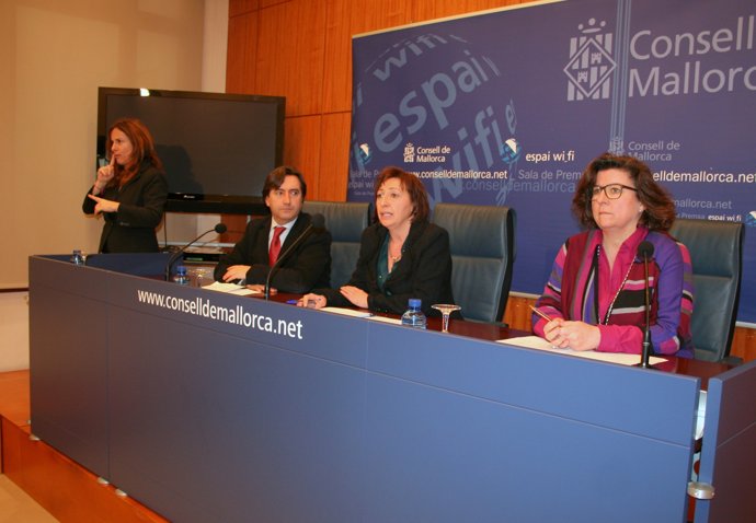 Mauricio Rovira, Margalida Roig y Catalina Cirer
