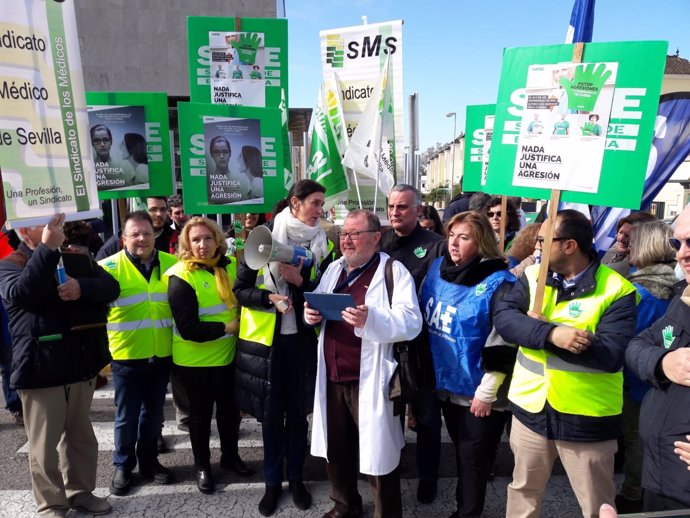 Protestas en Dos Hermanas (Sevilla) contra las agresiones a sanitarios