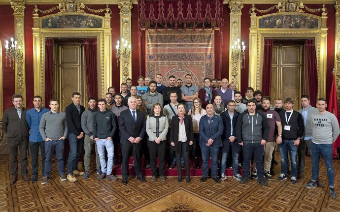 Uxue Barkos, con agricultores en el Palacio de Navarra.