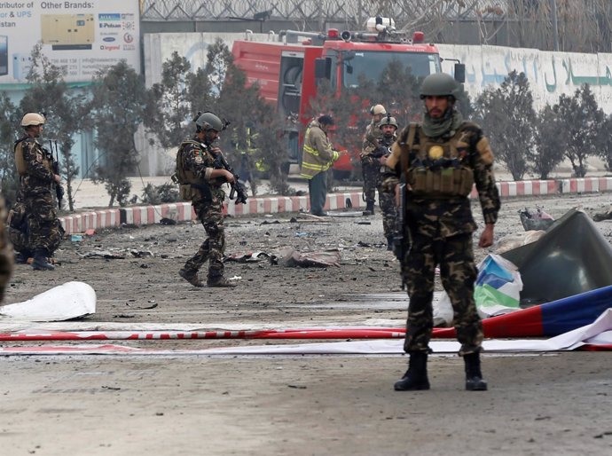 Fuerzas de seguridad afganas en el lugar donde hubo un atentado suicida en Kabul