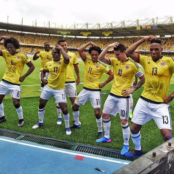 Seleccionados colombianos celebrando un gol ante b
