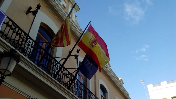 Bandera de España en el consistorio de Cheste