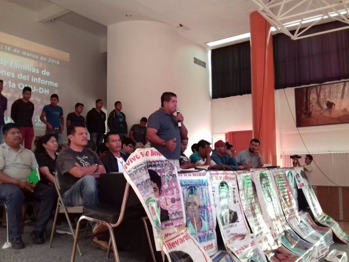 Familiares de los los 43 normalistas de Ayotzinapa desaparecidos