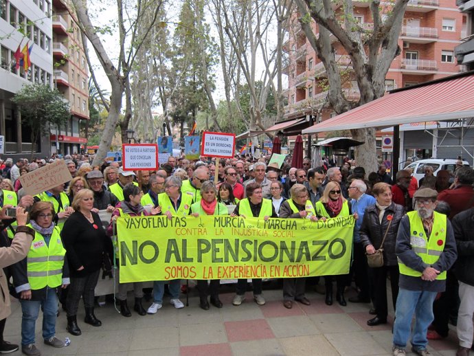 Los 'yayoflautas' en la manifestación en defensa de las pensiones