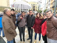 Miembros del PSOE de Extremadura apoyan a los pensionistas que reclaman en las calles pensiones dignas
