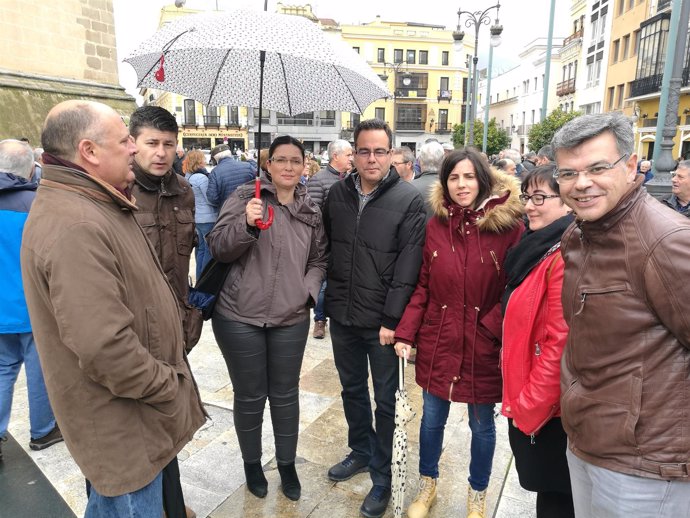 González, junto a otros dirigentes socialistas, en la concentración de Badajoz