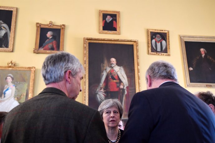 Theresa May habla con el Gobierno tras incidente Salisbury