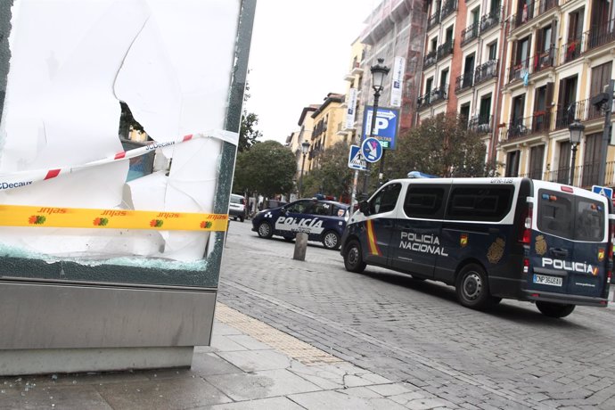 Furgón de la Policía Nacional circula por Lavapiés (Madrid) tras los disturbios
