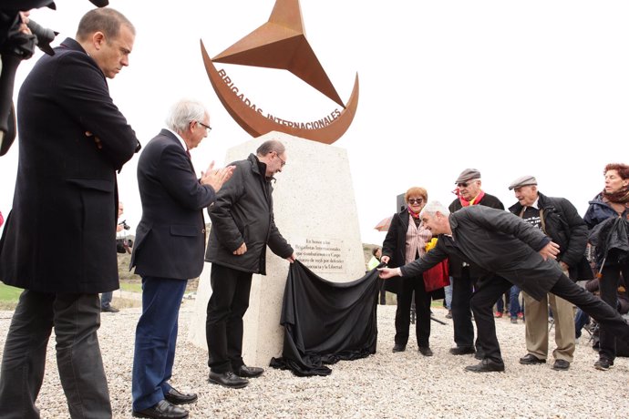 Lambán presenta la estatua en homenaje a las brigadas internacionales.