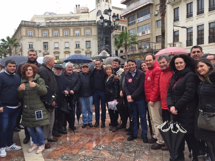 Representantes del PSOE participan en Huelva en la movilización por pensiones