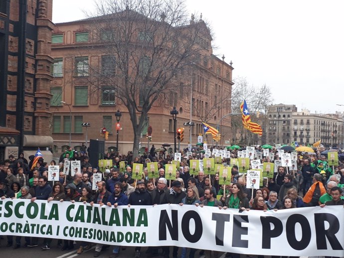 Manifestación convocada por Somescola en defensa de la escuela catalana