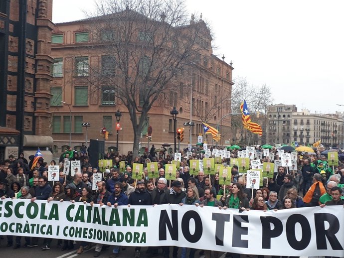 Manifestació convocada per Somescola en defensa de l'escola catalana