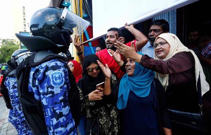 Manifestantes y policía en Maldivas