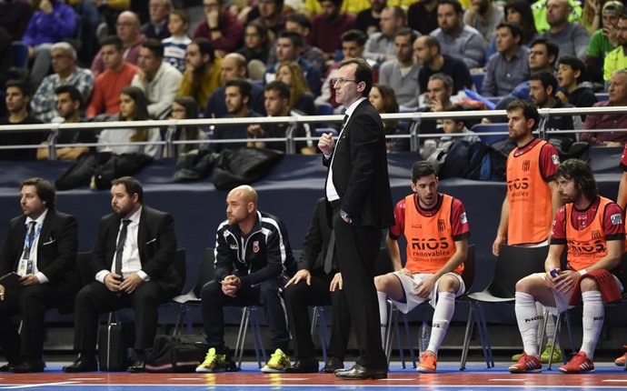 El entrenador de Ríos Renovables Zaragoza, Santi Herrero