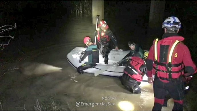 Buscan a un guardia civil arrollado por la corriente de un arroyo en Guillena