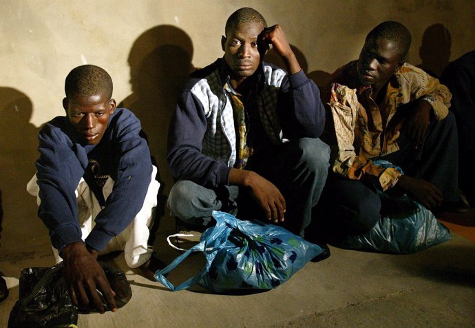 Inmigrantes africanos a la espera de ser identificados