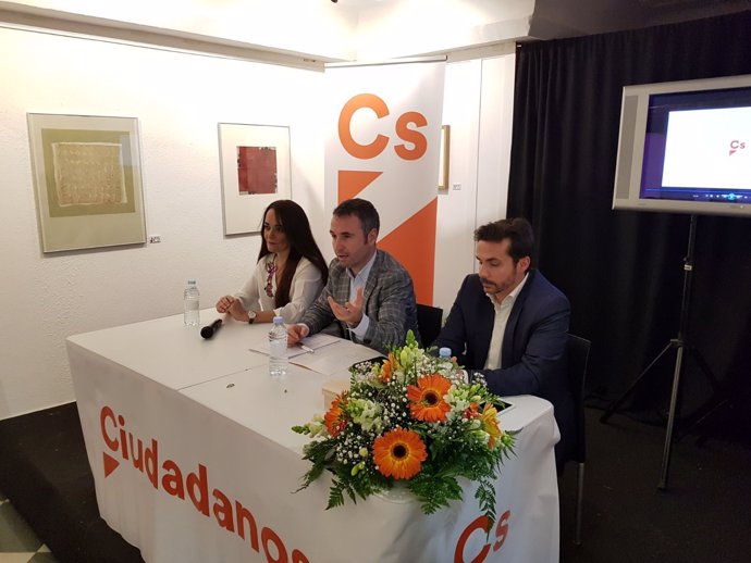Guillermo díaz con Javier Toro y Sara Lia en Fuengirola Ciudadanos