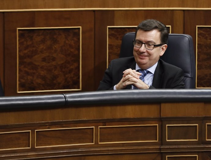 El nuevo ministro de Economía, Román Escolano, en el pleno del Congreso