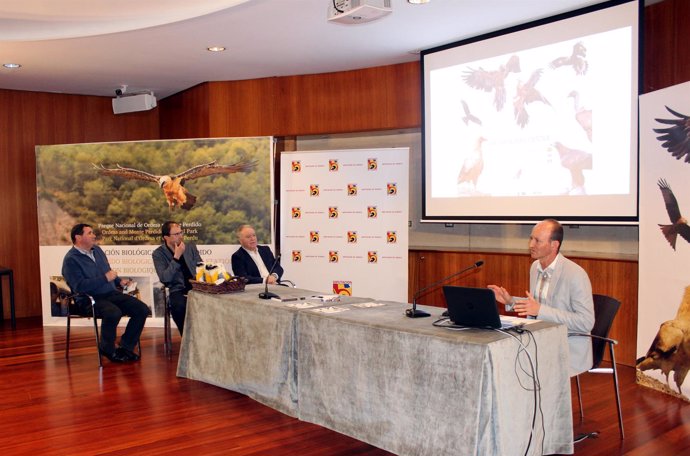 Presentación del proyecto Pirineos Bird Center en la Diputación de Huesca