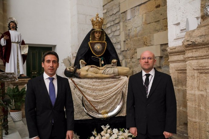 Óscar Liria entrega su medalla de Diputación a la Virgen de las Angustias 