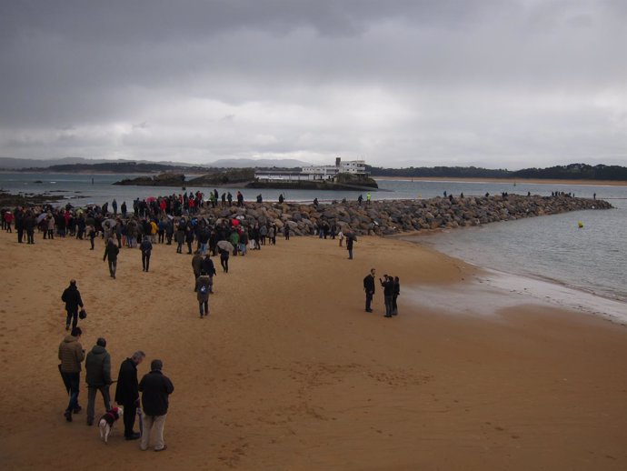 Protesta en las escolleras o diques de La Magdalena en Santander