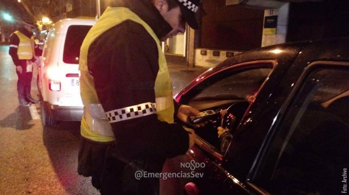 Policía Local realiza una prueba de alcoholemia a un conductor