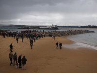 Decenas de personas se suben al dique de la Magdalena, una "herida" a la ciudad