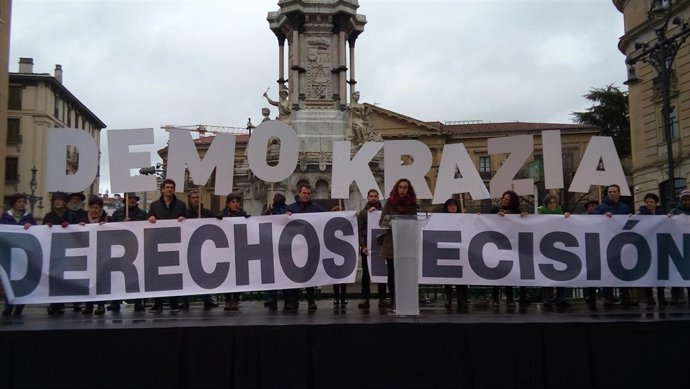 Concentración contra las sentencias del TC a leyes navarra