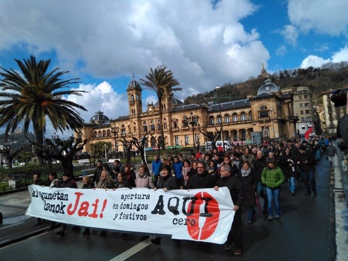 Manifestación contra apertura en festivos en San Sebastián 