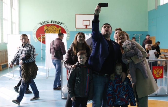 Selfi en un colegio electoral ruso en Stavropol