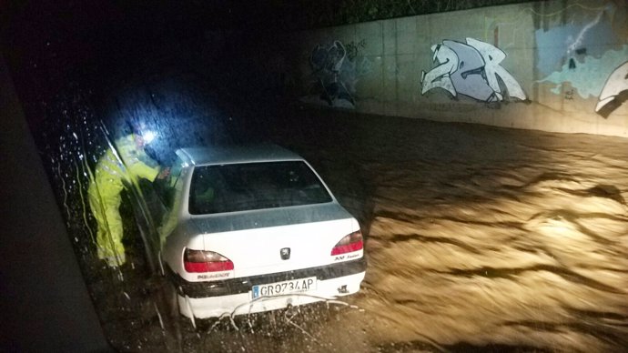 Rescate de un coche en Almuñécar (Granada)
