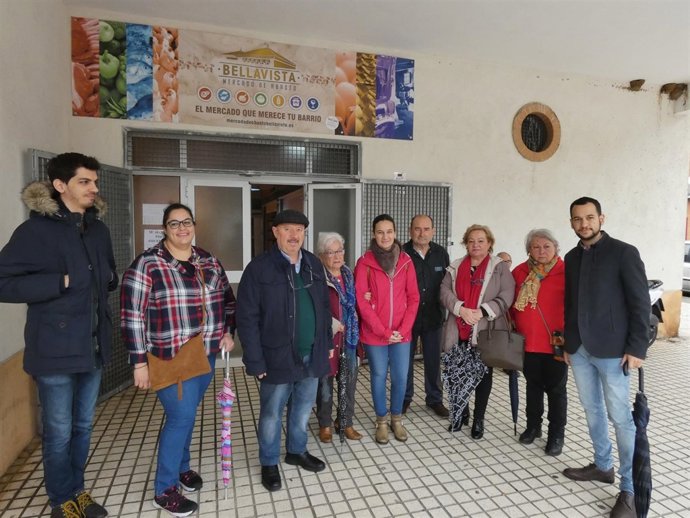 Visita de González Rojas (IU) al mercado de abastos de Bellavista.